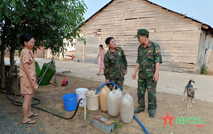  Bộ đội Đoàn Kinh tế - Quốc phòng 737 cung cấp nước sạch cho người dân thôn 2, xã biên giới Ia Rvê.