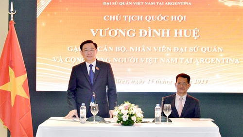 Chủ tịch Quốc hội Vương Đình Huệ gặp cộng đồng người Việt Nam tại Argentina