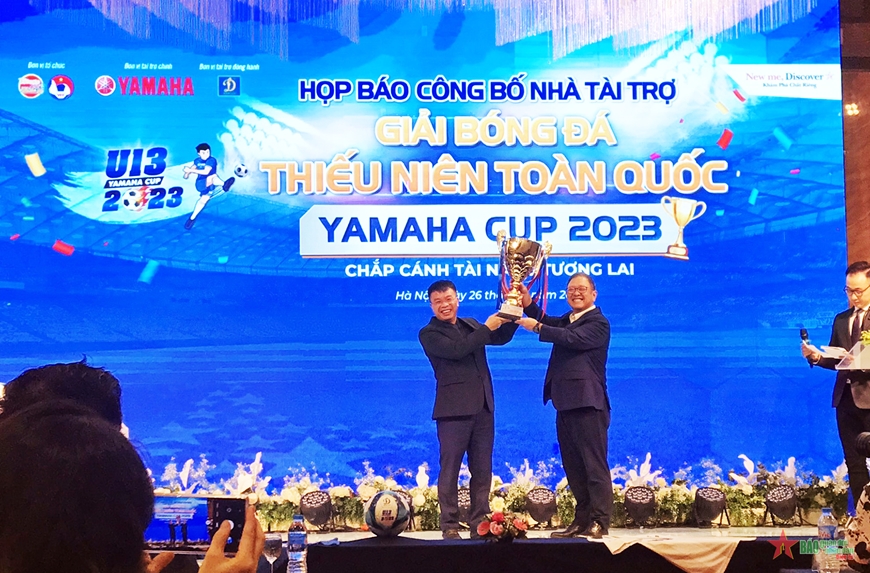 Trao cúp Yamaha Cup 2023 tới Ban tổ chức.