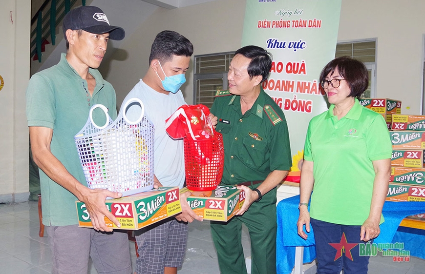 Bộ đội Biên phòng TP Hồ Chí Minh phối hợp tặng quà hộ gia đình khó khăn tại huyện Cần Giờ. Ảnh: LƯƠNG KIỂM 