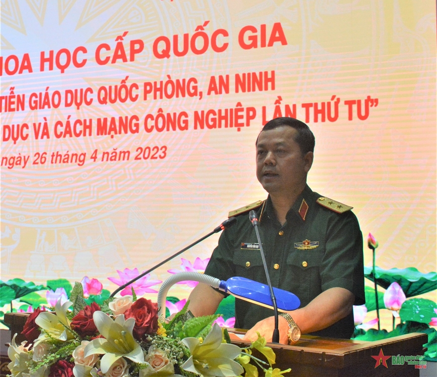 Trung tướng, PGS, TS Nguyễn Văn Bạo, Giám đốc Học viện Chính trị phát biểu tại hội thảo. 