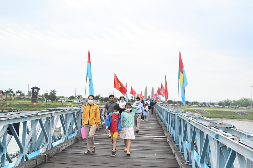 Du khách và nhân dân tham quan Khu di tích lịch sử quốc gia đặc biệt đôi bờ Hiền Lương – Bến Hải. 