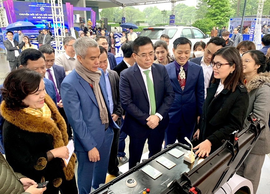Các đại biểu tham quan các sản phẩm công nghệ tại Triển lãm Chuyển đổi số và đổi mới sáng tạo Hà Nội năm 2022. 