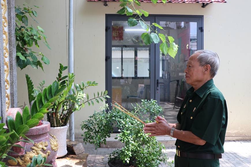 Cựu chiến binh Phạm Thanh Định thường xuyên hương khói tưởng nhớ các anh linh liệt sĩ tại nhà bia truyền thống phường 9, quận Phú Nhuận.