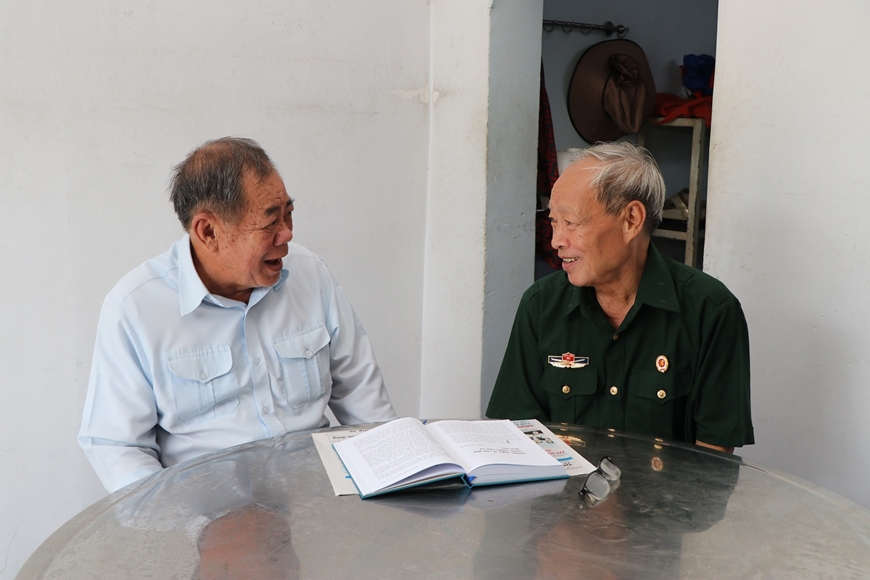 Ông Phạm Thanh Định gặp lại người bạn, cựu chiến binh một thời hào hùng tuổi trẻ. 