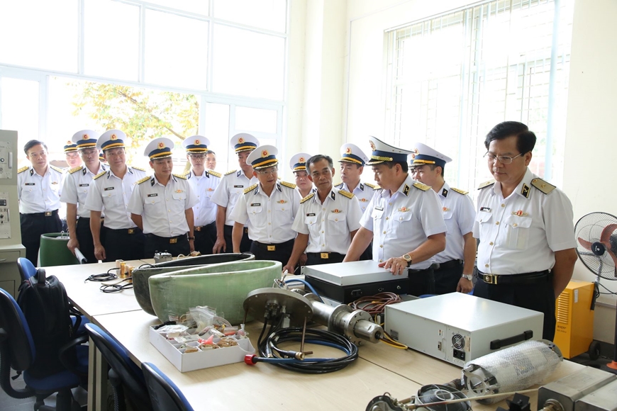 Lãnh đạo Quân chủng Hải quân kiểm tra sản phẩm nghiên cứu thủy âm - sô na của Viện Kỹ thuật Hải quân. Ảnh: CÔNG KHOA 