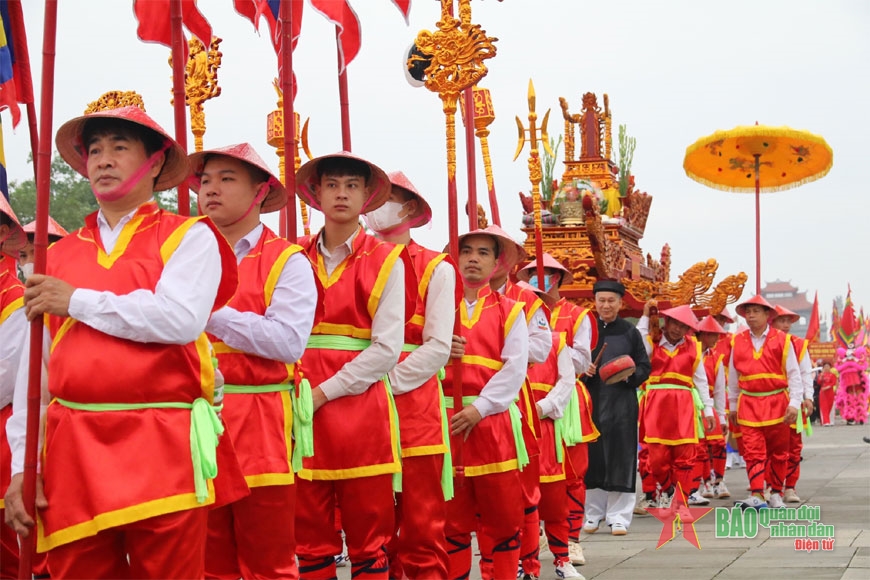 Đoàn rước kiệu tiến về Đền Hùng. Ảnh: PHÙNG THỌ 