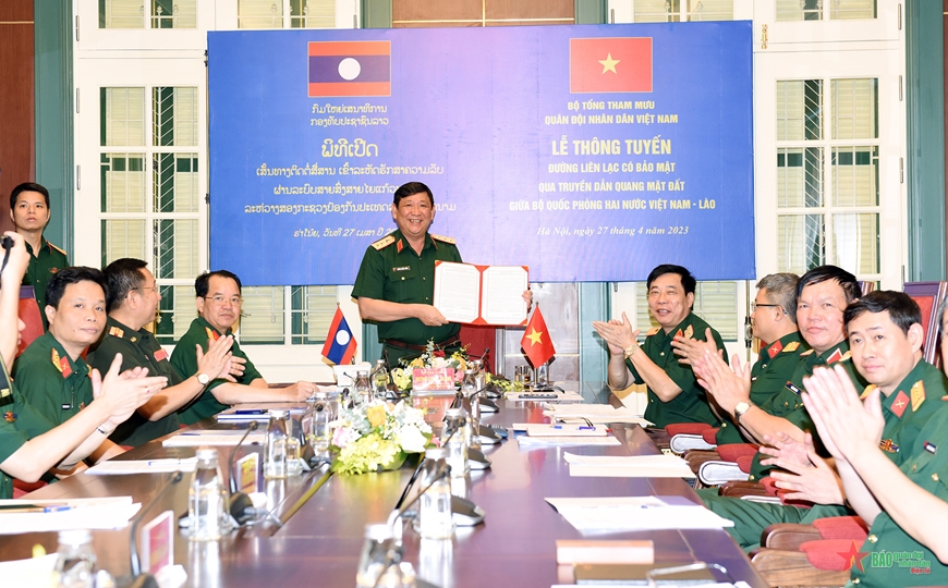  Thượng tướng Huỳnh Chiến Thắng kiểm tra đường liên lạc và ký kết biên bản lễ thông tuyến.