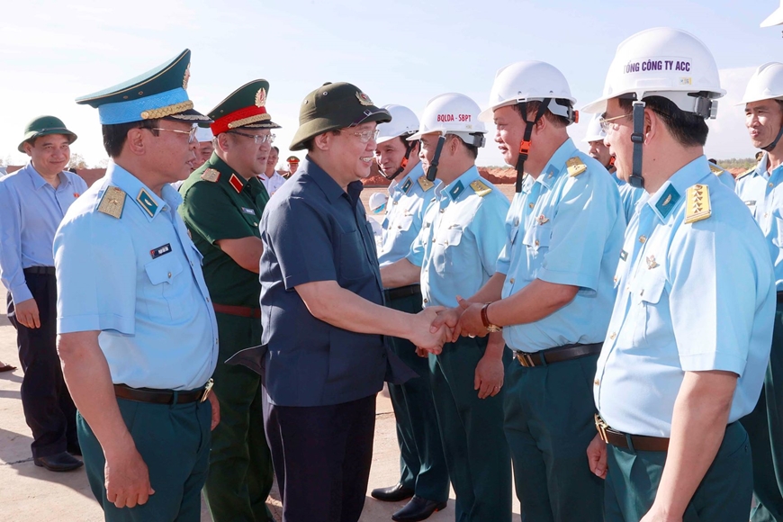 Chủ tịch Quốc hội Vương Đình Huệ cùng đoàn công tác tới thăm, động viên cán bộ, chiến sĩ đang thi công dự án Sân bay Phan Thiết, tháng 3-2023. Ảnh quochoi.vn Chủ tịch Quốc hội Vương Đình Huệ cùng đoàn công tác tới thăm, động viên cán bộ, chiến sĩ đang thi công dự án Sân bay Phan Thiết, tháng 3-2023. Ảnh quochoi.vn