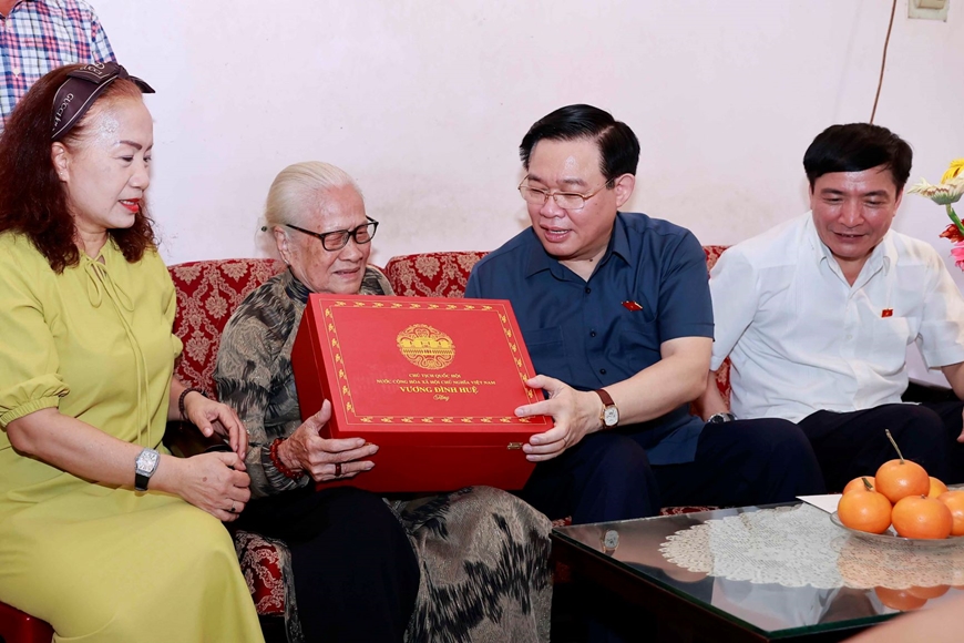 Chủ tịch Quốc hội Vương Đình Huệ cùng đoàn công tác tới thăm, tặng quà gia đình người có công tại tỉnh Bình Thuận, tháng 3-2023. Ảnh: quochoi.vn 