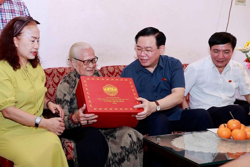 Chủ tịch Quốc hội Vương Đình Huệ cùng đoàn công tác tới thăm, tặng quà gia đình người có công tại tỉnh Bình Thuận, tháng 3-2023. Ảnh: quochoi.vn Chủ tịch Quốc hội Vương Đình Huệ cùng đoàn công tác tới thăm, tặng quà gia đình người có công tại tỉnh Bình Thuận, tháng 3-2023. Ảnh: quochoi.vn
