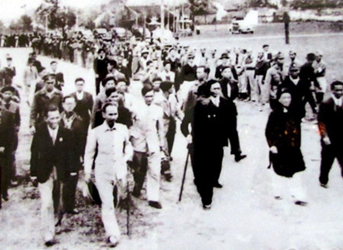 Ngày 5-1-1946, hàng nghìn người Hà Nội đón mừng Chủ tịch Hồ Chí Minh và các vị được giới thiệu ứng cử đại biểu Quốc hội khóa I. Ảnh tư liệu Ngày 5-1-1946, hàng nghìn người Hà Nội đón mừng Chủ tịch Hồ Chí Minh và các vị được giới thiệu ứng cử đại biểu Quốc hội khóa I. Ảnh tư liệu