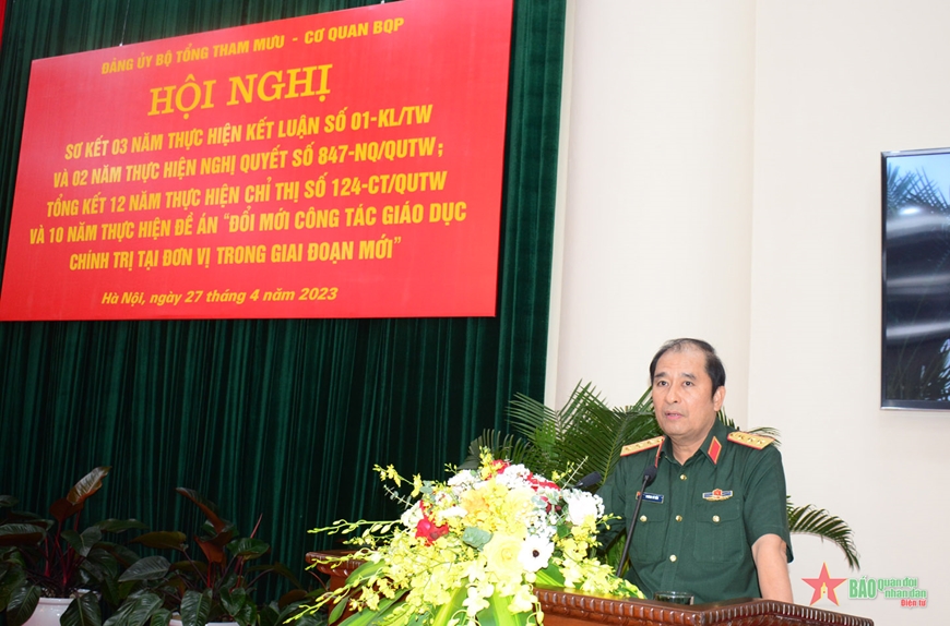 Thượng tướng Phùng Sĩ Tấn phát biểu tại hội nghị. 
