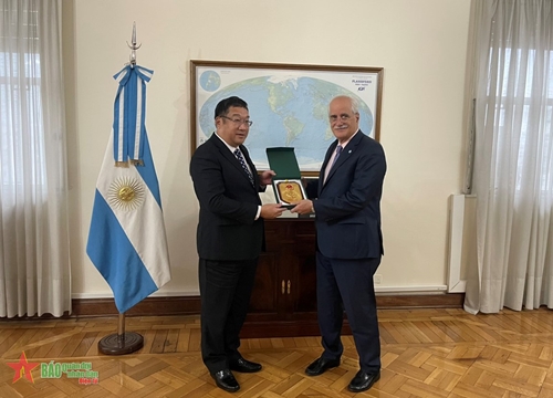Thượng tướng Phạm Hoài Nam gặp và làm việc với lãnh đạo Bộ Quốc phòng Argentina