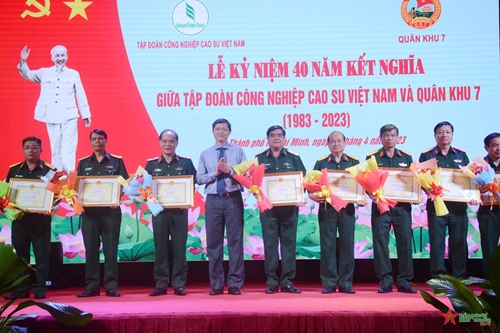 Quân khu 7 và Tập đoàn Công nghiệp Cao su Việt Nam kỷ niệm 40 năm kết nghĩa