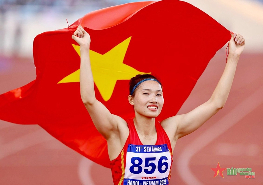 Niềm vui của vận động viên Nguyễn Linh Na khi giành huy chương vàng SEA Games 31. Ảnh: ĐỨC ĐỒNG 