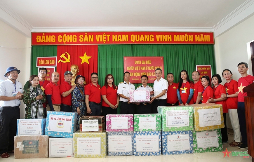   Đoàn đại biểu người Việt Nam ở nước ngoài tặng quà cán bộ, chiến sĩ đảo Len Đao.