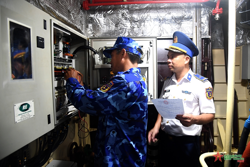 Vùng Cảnh sát biển 4 kiểm kỹ năng nghề của cán bộ chuyên ngành điện. Vùng Cảnh sát biển 4 kiểm kỹ năng nghề của cán bộ chuyên ngành điện.