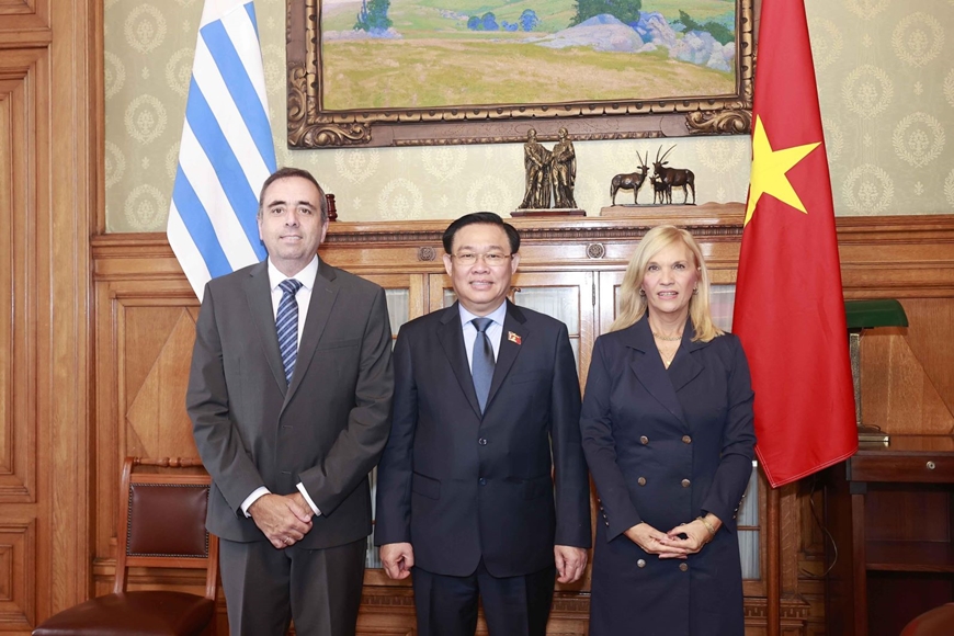 Chủ tịch Quốc hội Vương Đình Huệ với Chủ tịch Thượng viện Uruguay Beatriz Argimon (phải) và Chủ tịch Hạ viện Uruguay Sebastian Andujar (trái).  