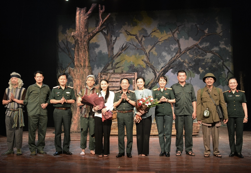 Nhà hát Kịch nói Quân đội tổng duyệt vở diễn “Đá vọng phu” hay “Khát vọng đoàn tụ”