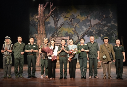 Nhà hát Kịch nói Quân đội tổng duyệt vở diễn “Đá vọng phu” hay “Khát vọng đoàn tụ”