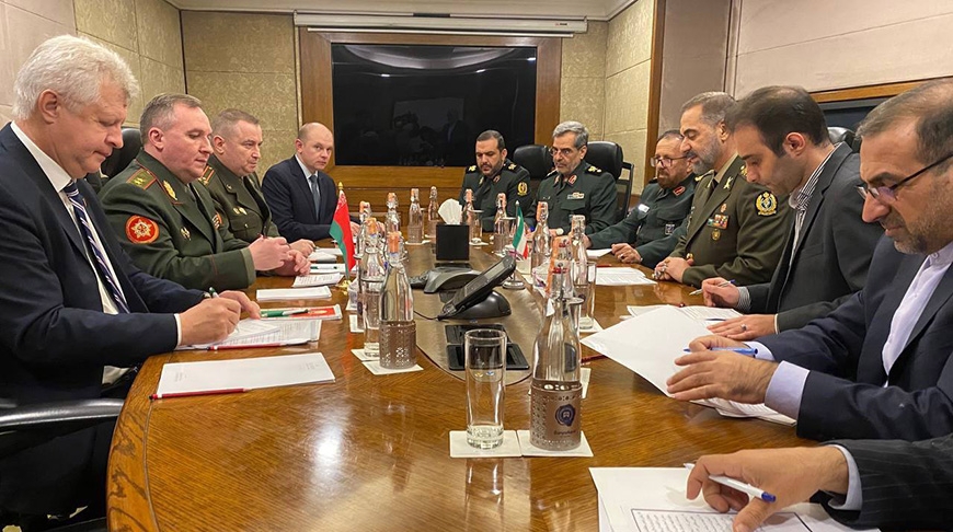 Bộ trưởng Quốc phòng Belarus và Iran nhấn mạnh tiềm năng và triển vọng hợp tác quân sự trên thực tế. Ảnh: Belta 