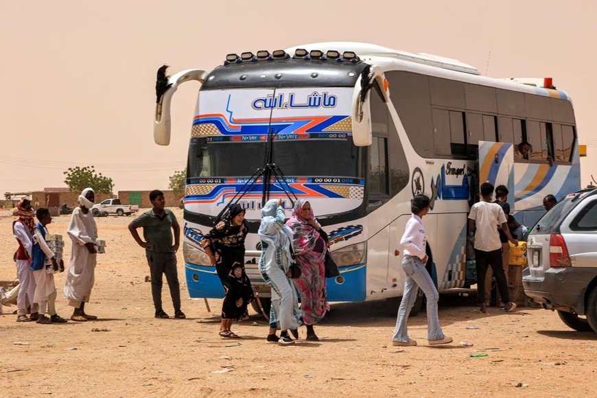 Người dân di tản từ Khartoum (Sudan) xuống xe buýt chở khách tại trạm dừng nghỉ Multaga gần bang Ganetti ở phía Bắc Sudan, ngày 25-4. Ảnh: Getty Images 