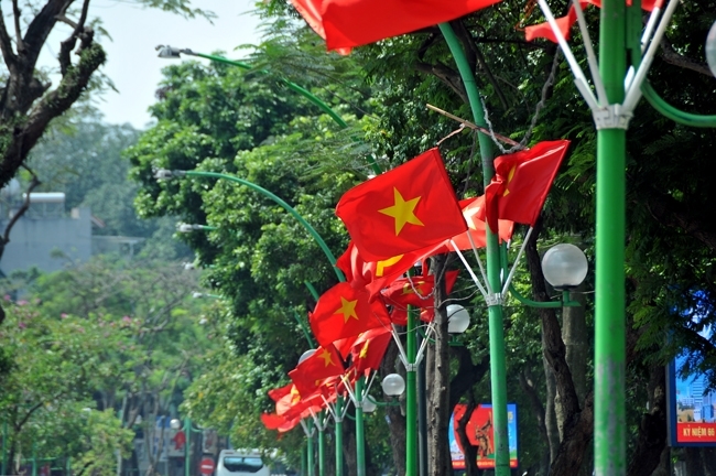 Nhiều tuyến đường Thủ đô Hà Nội rực rỡ cờ, hoa, biểu ngữ mừng ngày lễ lớn của non sông đất nước. Ảnh minh họa: dangcongsan.vn