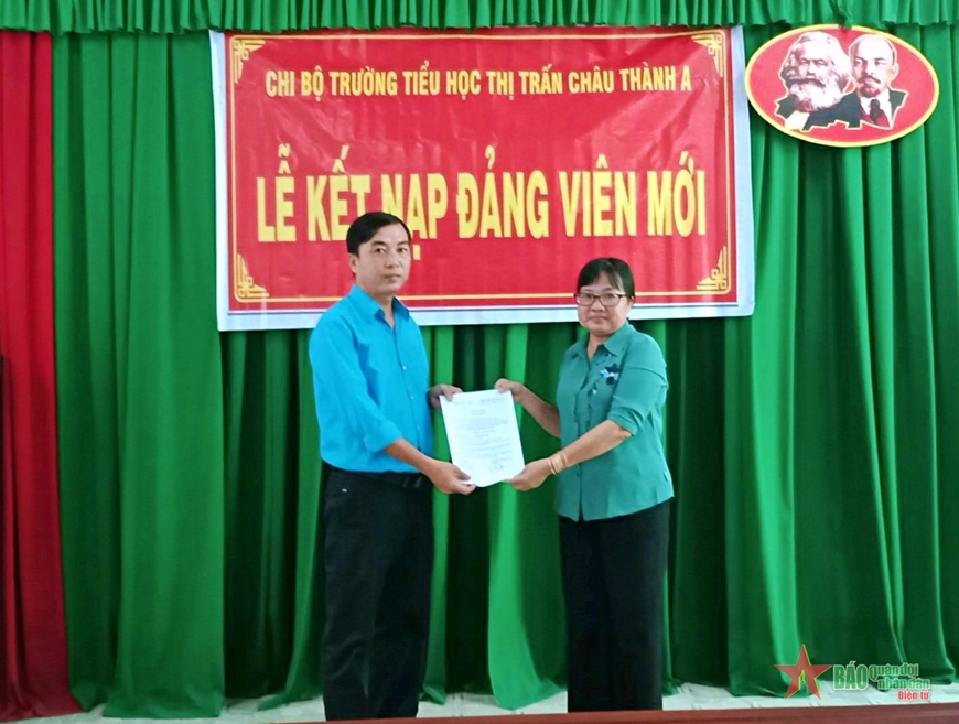 Lễ kết nạp đảng viên ở Chi bộ Trường Tiểu học thị trấn Châu Thành A (huyện Châu Thành, tỉnh Sóc Trăng). Ảnh: THÚY AN 