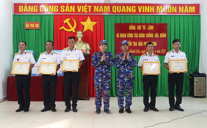Chuẩn Đô đốc Trần Thanh Nghiêm tặng bằng khen cho các tập thể đạt thành tích xuất sắc đợt kiểm tra tại đảo Phan Vinh.  