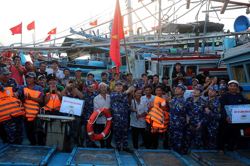 Đoàn công tác Quân chủng Hải quân tặng quà ngư dân các tỉnh miền Trung đánh bắt hải sản tại vùng biển Trường Sa.