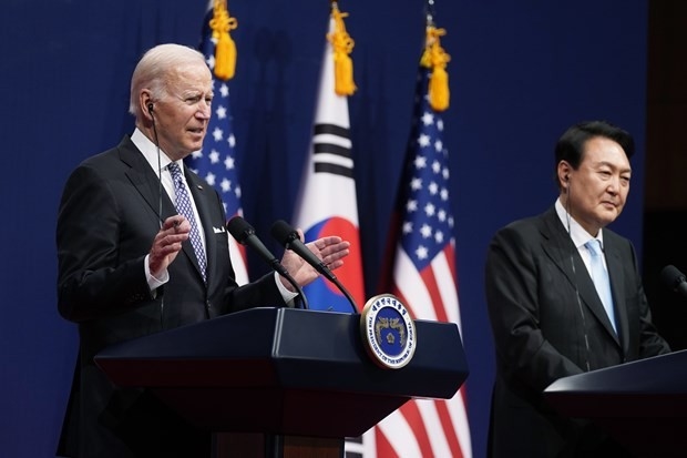 Tổng thống Mỹ Joe Biden và người đồng cấp Hàn Quốc Yoon Suk-yeol. Ảnh: AP/VietnamPlus.