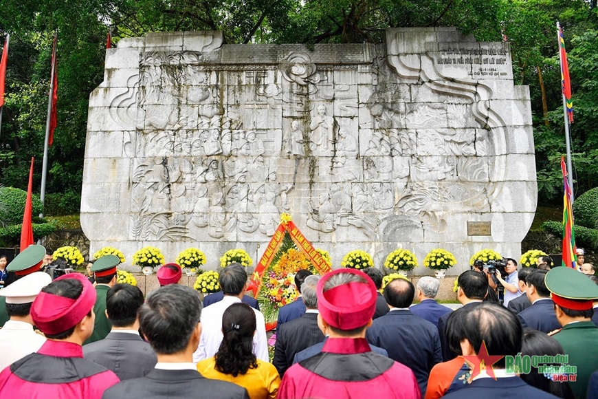 Sau Lễ dâng hương tại Đền Thượng, Chủ tịch nước Võ Văn Thưởng và các đại biểu đã đặt vòng hoa và dâng hương tại Lăng Hùng Vương thứ 6. Vòng hoa có dòng chữ “Đời đời nhớ ơn các Vua Hùng đã có công dựng nước”. Chủ tịch nước Võ Văn Thưởng cùng các đại biểu cũng đã dâng hoa tại bức phù điêu "Bác Hồ nói chuyện với cán bộ, chiến sĩ Đại đoàn quân Tiên Phong" tại ngã năm Đền Giếng.
 