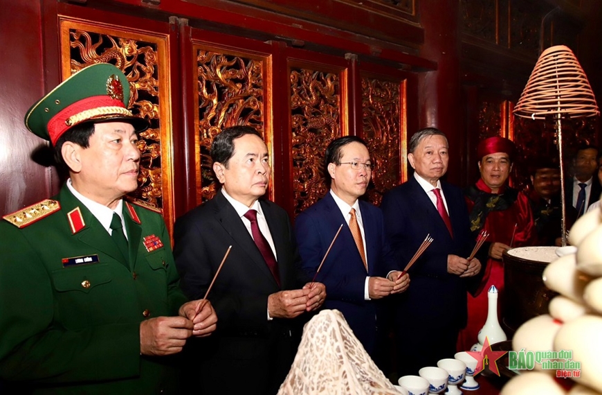  Chủ tịch nước Võ Văn Thưởng cùng đoàn đại biểu vào Thượng cung dâng hương, hoa bày tỏ lòng biết ơn sâu sắc các bậc tiền nhân.