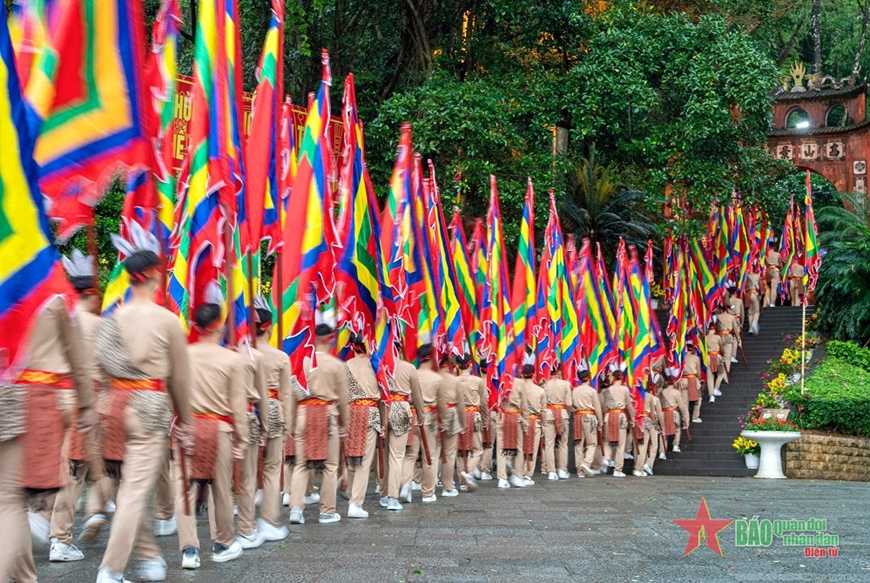  Đúng 6 giờ 30 phút, đoàn hành lễ khởi hành lên đỉnh Nghĩa Lĩnh linh thiêng. 