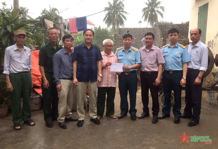 Đại diện Sư đoàn 363, Quân chủng Phòng không - Không quân trao số tiền 80 triệu đồng hỗ trợ xây “Nhà tình nghĩa” tặng gia đình ông Nguyễn Văn Ân.  