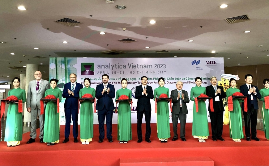 Ban tổ chức thực hiện nghi thức khai mạc Analytica Vietnam 2023. 
