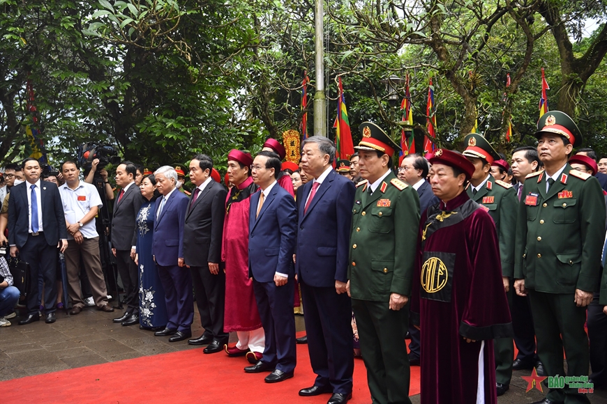 Chủ tịch nước Võ Văn Thưởng cùng lãnh đạo cấp cao của Đảng, Nhà nước làm lễ tại Đền Thượng.   