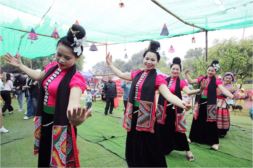  Thiếu nữ dân tộc Thái múa trong chương trình khai mạc "Chợ phiên vùng cao".