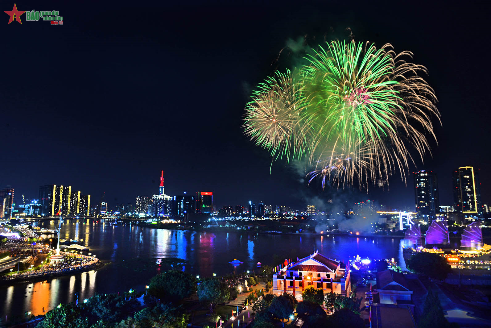Rực rỡ pháo hoa trên bầu trời thành phố mang tên Bác