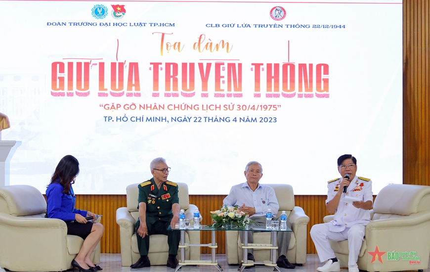 Cựu chiến binh tham gia giao lưu Tọa đàm “Giữ lửa truyền thống” tại Trường Đại học Luật TP Hồ Chí Minh. 