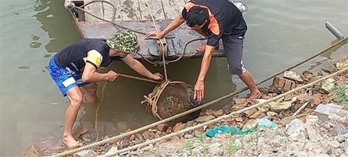 Hà Nội: Phát hiện một quả bom dài 2m ở sông Đuống