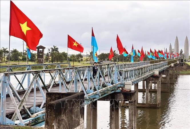 Lễ Thượng cờ Thống nhất non sông tại Đôi bờ Hiền Lương - Bến Hải. Ảnh: TTXVN  