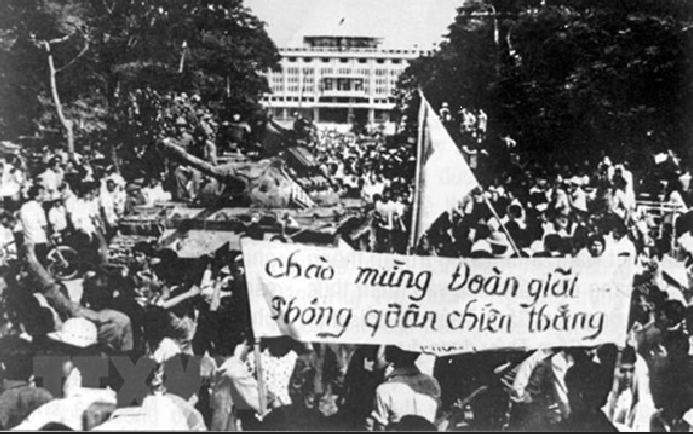 Nhân dân Sài Gòn đón chào Quân giải phóng chiếm phủ tổng thống ngụy, trưa 30-4-1975. Ảnh tư liệu 
