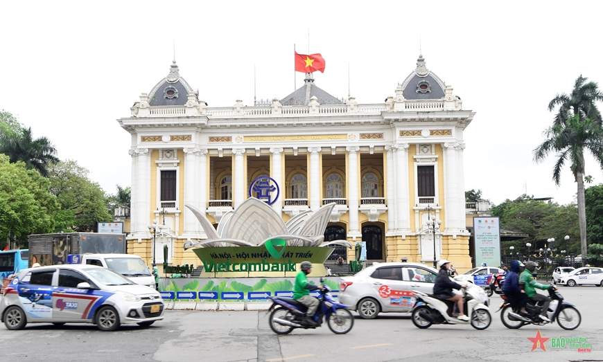 Đường phố Hà Nội trang hoàng rực rỡ dịp lễ 30-4 và 1-5