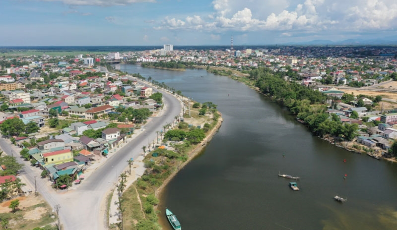       Sông Hiếu chảy qua thành phố Đông Hà, tỉnh Quảng Trị. Ảnh: QUANG MINH 