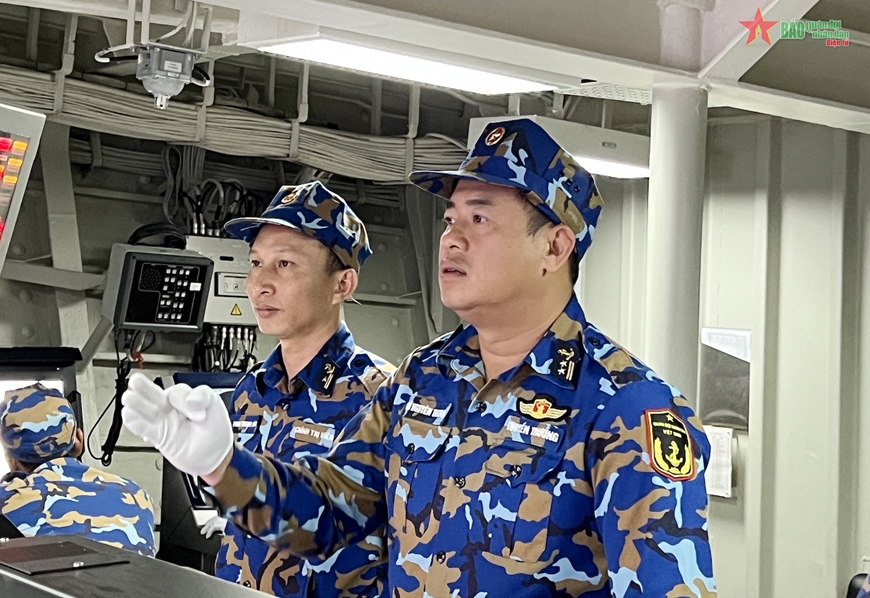 Chính trị viên Phan Thanh Hòa (bên trái) luôn sát cánh cùng cán bộ, chiến sĩ kịp thời động viên tinh thần bộ đội trong suốt quá trình huấn luyện. 