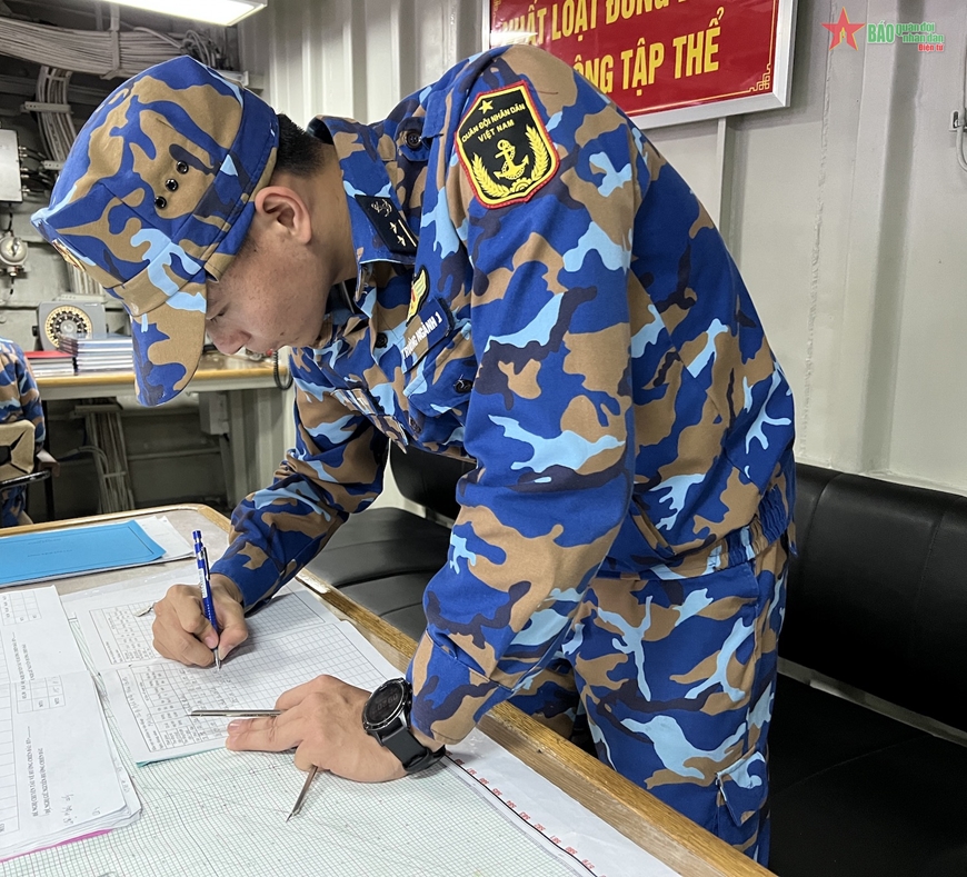 Trung úy Ngô Minh Tiến, Trưởng ngành Hàng hải đang tác nghiệp trong quá huấn luyện chiến đấu. 