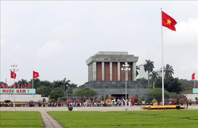 Người dân tới thăm Lăng Chủ tịch Hồ Chí Minh. Ảnh tư liệu: TTXVN 