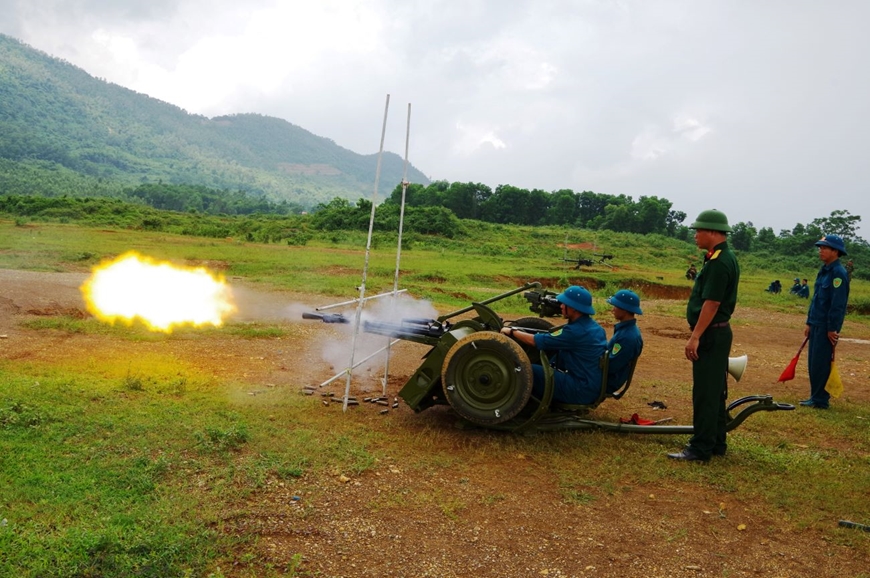 Khẩu đội súng máy 14,5mm dân quân huyện Gia Lâm thực hành bắn chiến đấu trong tác chiến khu vực phòng thủ. 